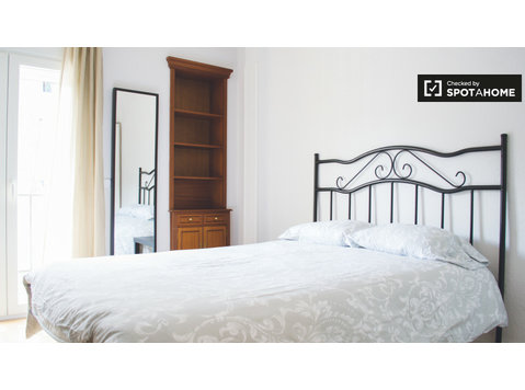 Mieten Sie ein Zimmer in einer 4-Zimmer-Wohnung in… - Zu Vermieten