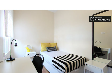 Alquilar una habitación en un apartamento de 4 dormitorios… - Alquiler