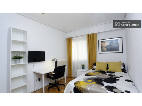 Alugar um quarto em apartamento de 5 quartos em Retiro,… - Aluguel