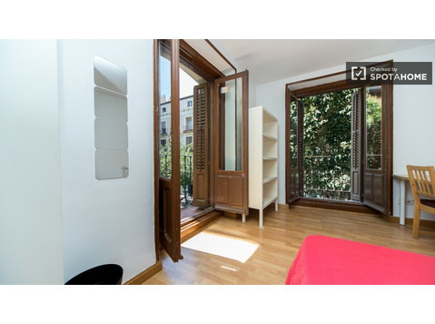 Mieten Sie ein Zimmer in 8-Zimmer-Wohnung in Lavapiés,… - Zu Vermieten