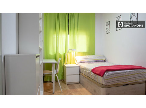 Room for rent, 5-bedroom apartment, Carabanchel, Madrid - השכרה