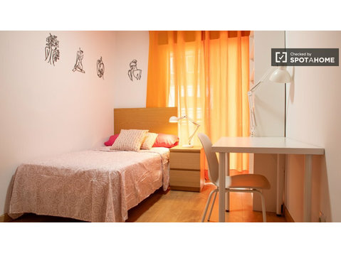 Kiralık oda, 5 yatak odalı daire, Carabanchel, Madrid - Kiralık
