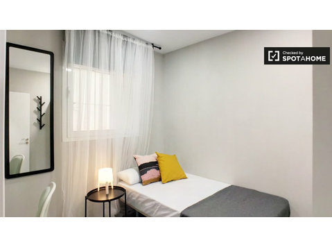 Chambre à louer appartement 5 chambres Rios Rosas / Cuatro… - À louer