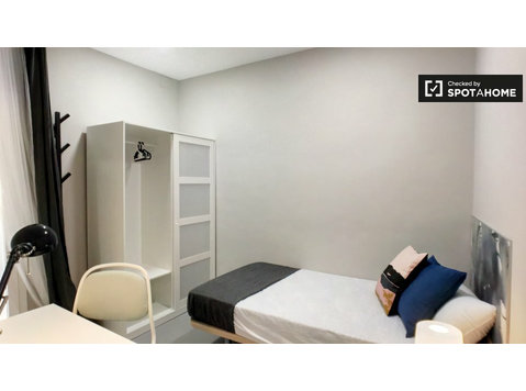 Room for rent 5-bedroom apartment Rios Rosas/Cuatro Caminos - For Rent