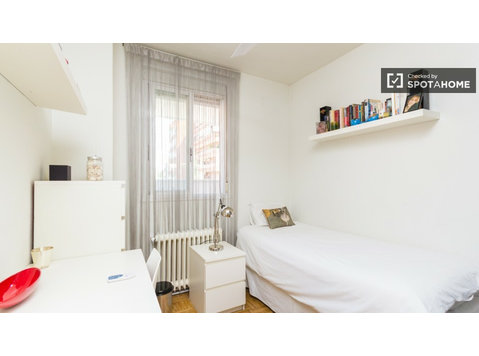 Madrid Valdezarza'da 1 yatak odalı dairede kiralık oda - Kiralık