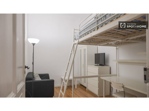Room for rent in 10-bedroom apartment in Arganzuela, Madrid - For Rent