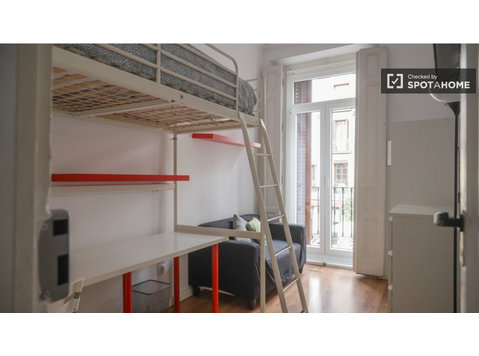 Room for rent in 10-bedroom apartment in Arganzuela, Madrid - For Rent