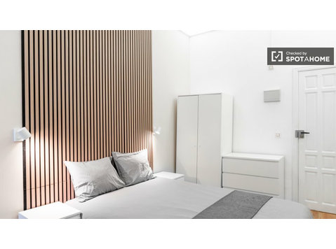 Zimmer zu vermieten in einer 10-Zimmer-Wohnung in… - Zu Vermieten