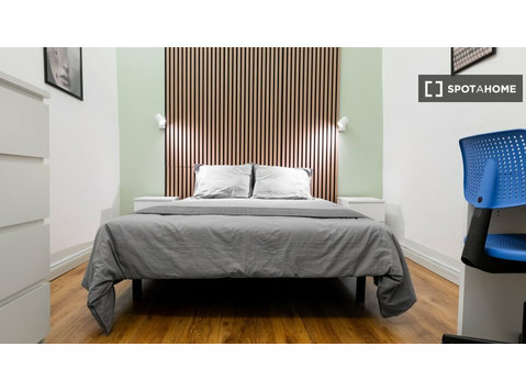 Zimmer zu vermieten in einer 10-Zimmer-Wohnung in… - Zu Vermieten
