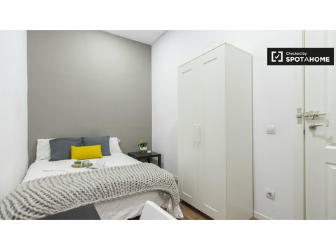 Zimmer zu vermieten in 10-Zimmer-Wohnung in Centro, Madrid - Zu Vermieten