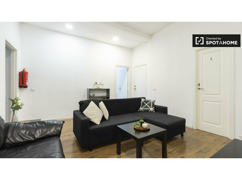 Madrid, Centro'da 10 yatak odalı dairede kiralık oda - Kiralık