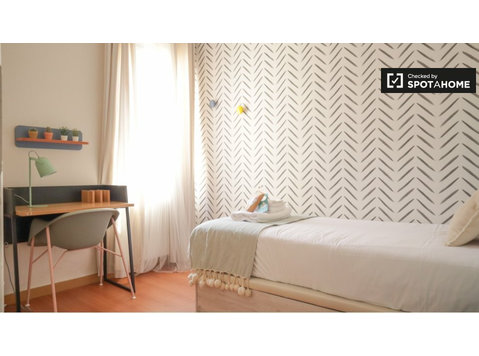 Zimmer zu vermieten in 10-Zimmer-Wohnung in Chamberi, Madrid - Zu Vermieten