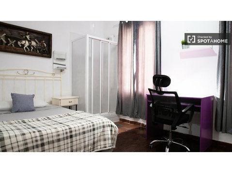 Chambre à louer dans une maison de 10 chambres à Ventas,… - À louer