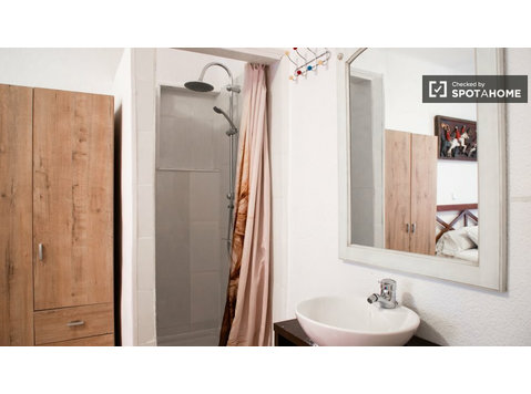 Madrid, Ventas'daki 10 yatak odalı evde kiralık oda - Kiralık