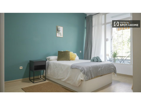 Argüelles, Madrid'de 11 yatak odalı dairede kiralık oda - Kiralık