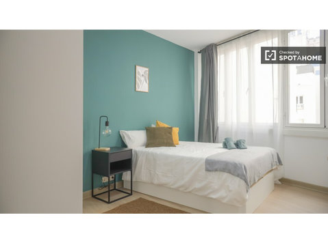 Aluga-se quarto num apartamento de 11 quartos em Argüelles,… - Aluguel
