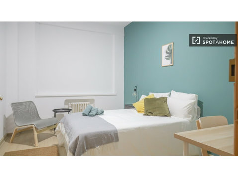 Argüelles, Madrid'de 11 yatak odalı dairede kiralık oda - Kiralık