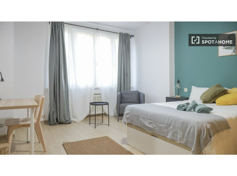 Room for rent in 11-bedroom apartment in Argüelles, Madrid - Под наем