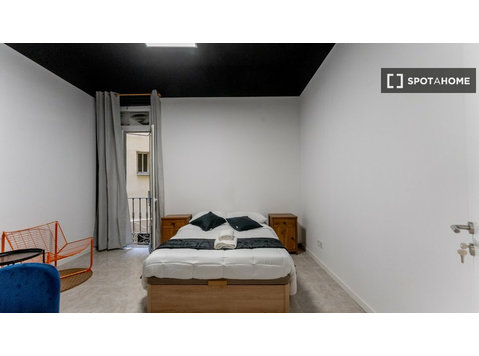 Chambre à louer dans un appartement de 11 chambres à… - À louer