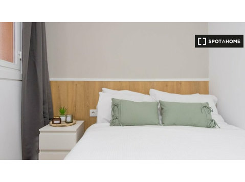 Chambre à louer dans un appartement de 11 chambres à Madrid - À louer