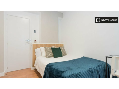 Madrid'de 11 yatak odalı dairede kiralık oda - Kiralık