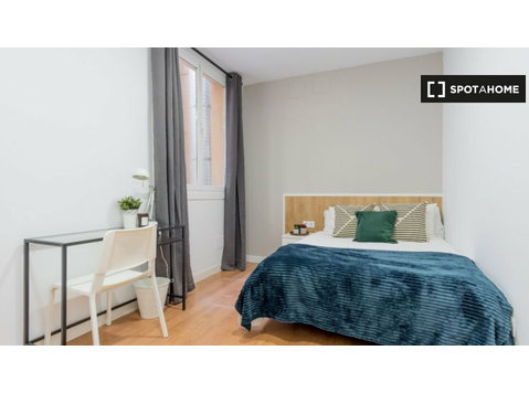 Room for rent in 11-bedroom apartment in Madrid - Annan üürile