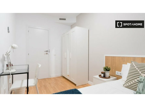 Pokój do wynajęcia w mieszkaniu z 11 sypialniami w Madrycie - Do wynajęcia
