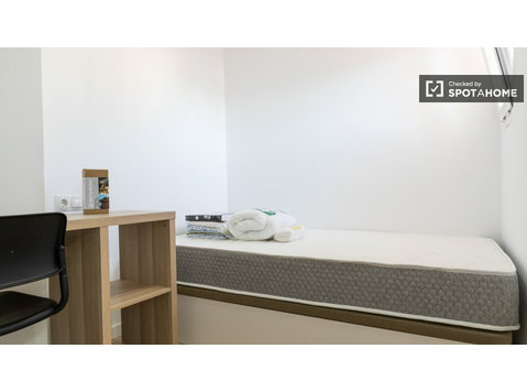 Room for rent in 12-bedroom apartment in Tetuán, Madrid - For Rent