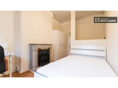 Chambre à louer dans un appartement étudiant de 15 chambres… - À louer