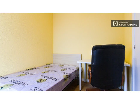 Room for rent in 15-bedroom student apartment in Salamanca - Za iznajmljivanje