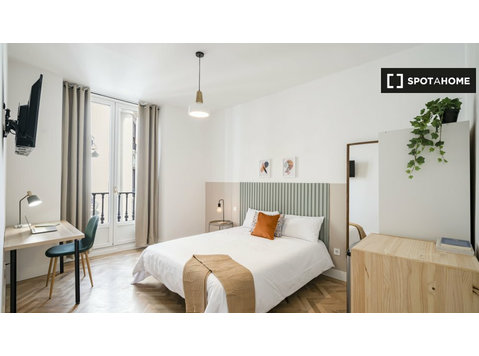 Madrid'de 16 yatak odalı dairede kiralık oda - Kiralık