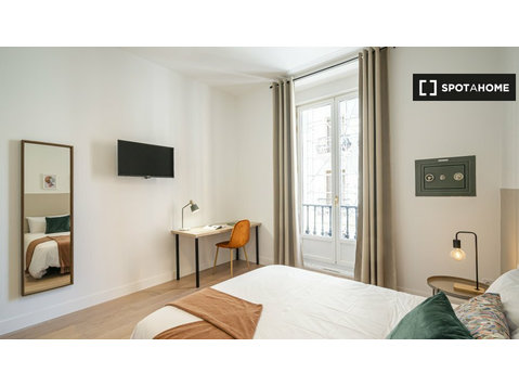 Quarto para alugar em apartamento de 16 quartos em Madrid - Aluguel