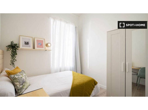 Room for rent in 17-bedroom building in Madrid - For Rent