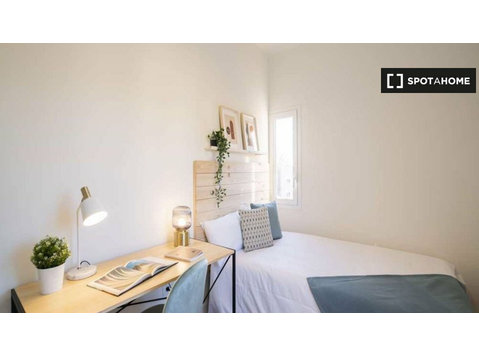 Room for rent in 17-bedroom building in Madrid - Kiadó