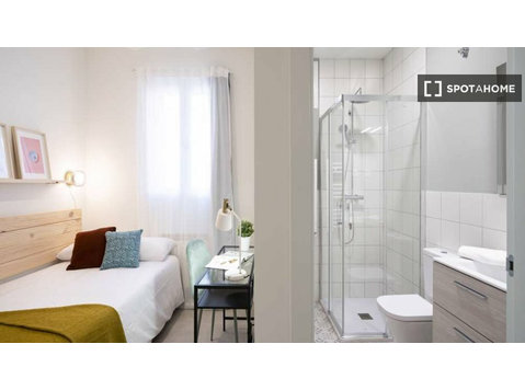 Room for rent in 17-bedroom building in Madrid - K pronájmu