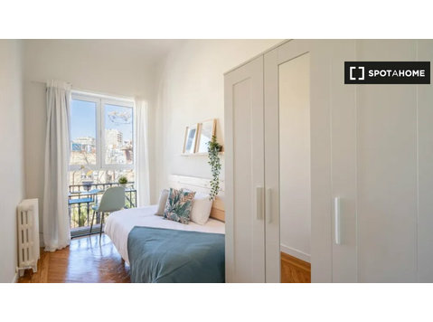 Madrid'de 17 yatak odalı binada kiralık oda - Kiralık