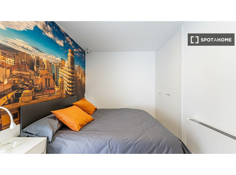 Se alquila habitación en piso de 18 habitaciones en Madrid - Alquiler