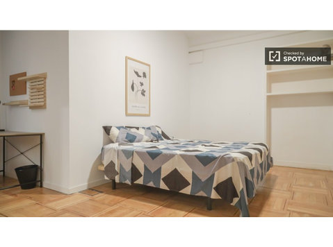 Room for rent in 18-bedroom apartment in Madrid - K pronájmu