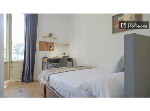 Room for rent in 18-bedroom apartment in Madrid - Te Huur