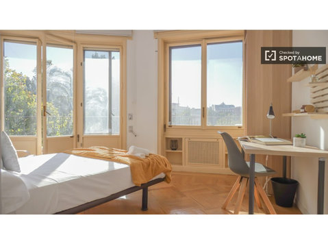 Room for rent in 18-bedroom apartment in Madrid - K pronájmu