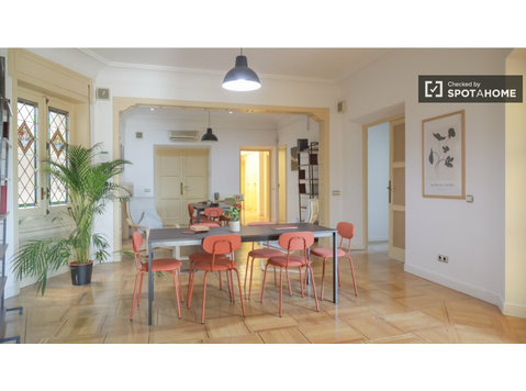 Chambre à louer dans un appartement de 18 chambres à Madrid - À louer