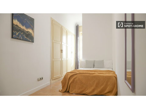 Se alquila habitación en piso de 18 habitaciones en Madrid - Alquiler