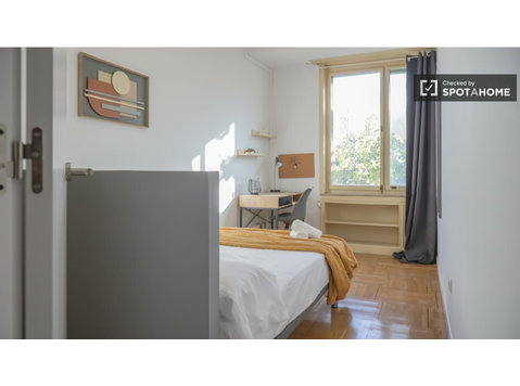 Zimmer zu vermieten in 18-Zimmer-Wohnung in Madrid - Zu Vermieten