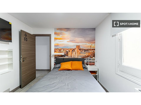 Madrid'de 18 yatak odalı dairede kiralık oda - Kiralık