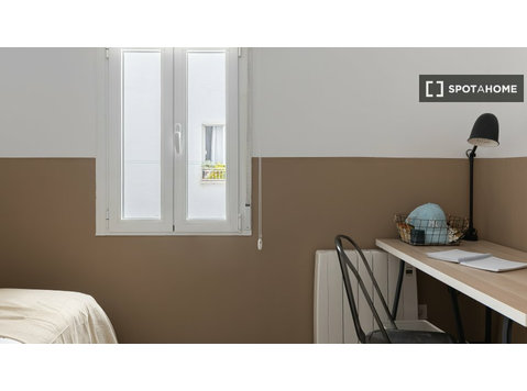 Getafe, Madrid'de 2 yatak odalı dairede kiralık oda - Kiralık