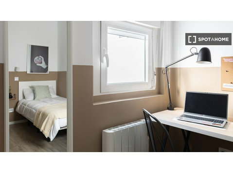 Getafe, Madrid'de 2 yatak odalı dairede kiralık oda - Kiralık