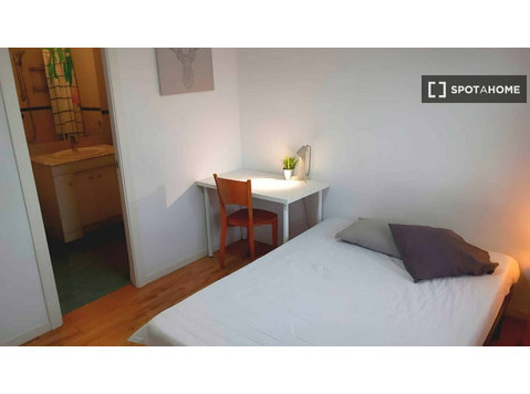 Pokój do wynajęcia w apartamencie z 2 sypialniami w Madrycie - Do wynajęcia