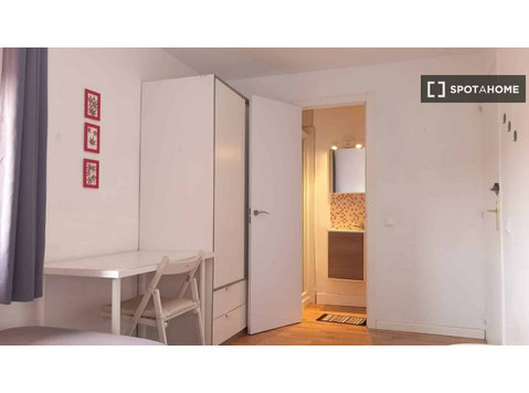 Madrid'de 2 yatak odalı dairede kiralık oda - Kiralık