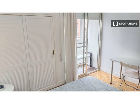 Madrid'de 2 yatak odalı dairede kiralık oda - Kiralık