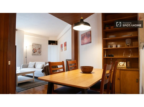 Room for rent in 2-bedroom apartment in Pacífico, Madrid - For Rent